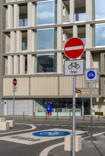 Symbolic photo on the subject of bicycle lanes in Berlin, Niederwallstrasse and Hausvogteiplatz,