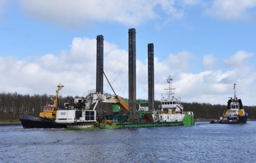 Tugboat, tugboat pulling dredger Peter The Great in the Kiel Canal, Kiel Canal, Schleswig-Holstein,