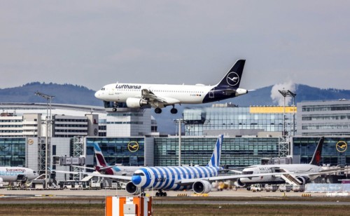 A Lufthansa Airbus A320-200 with the name of the city of Norderstedt on approach to Frankfurt
