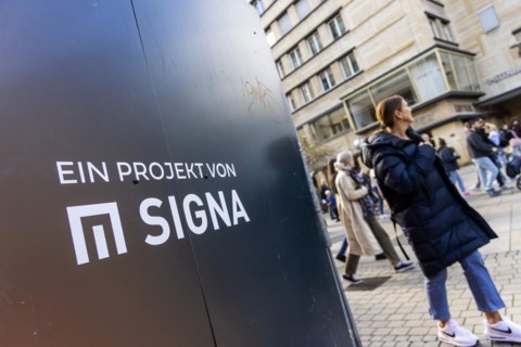 Construction fence in Stuttgart city centre with the Signa Real Estate logo. Rene Benko's property