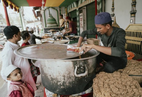 People buy food at a stall to break their fast during the holy month of Ramadan, on March 15, 2024