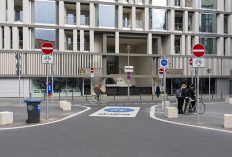 Symbolic photo on the subject of bicycle lanes in Berlin, Niederwallstrasse and Hausvogteiplatz,