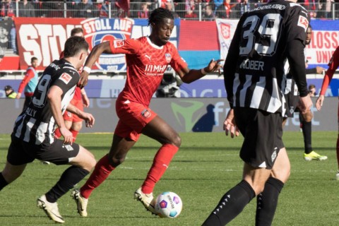 Football match, Omar TRAORE 1.FC Heidenheim in the centre on the ball, Joe SCALLY Borussia