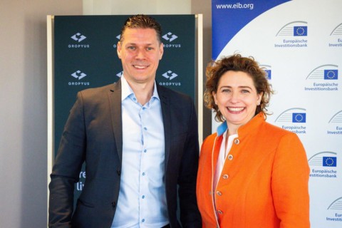 Nicola Beer (r), Vice-President of the European Investment Bank (EIB), and Markus Fuhrmann, founder
