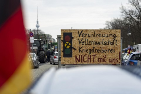A demonstration sign mounted on a car trailer, vehicles blocking Strasse des 17. Juni, the Berlin