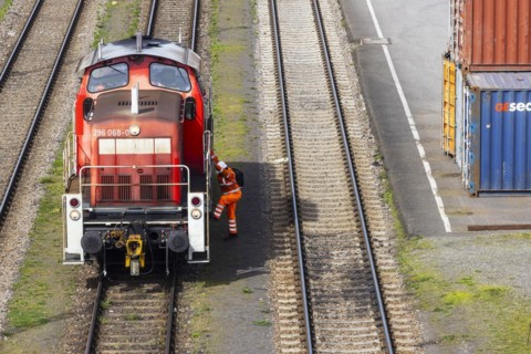 Engine driver with locomotive, class 296 diesel locomotive, Mannheim, Baden-Wuerttemberg, Germany,