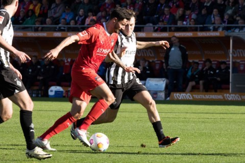 Football match, Tim KLEINDIENST 1.FC Heidenheim in a duel for the ball with Rocco REITZ Borussia