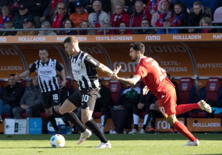 Football match, Tim KLEINDIENST 1.FC Heidenheim right fighting for the ball with Nico ELVEDI