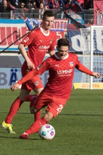 Football match, Nikola DOVEDAN 1.FC Heidenheim on the ball in the background Jan SCHOePPNER 1.FC
