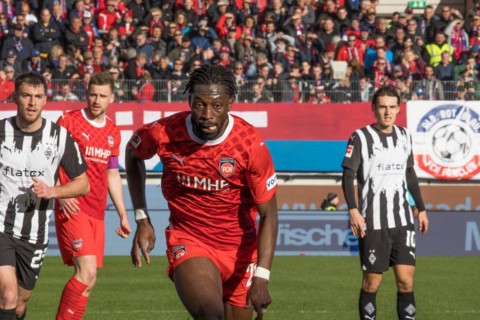 Football match, Omar TRAORE 1.FC Heidenheim concentrates with half tongue, football stadium