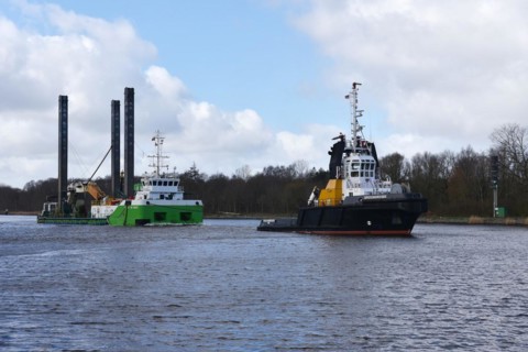 Tugboat, tugboat pulling dredger Peter The Great in the Kiel Canal, Kiel Canal, Schleswig-Holstein,