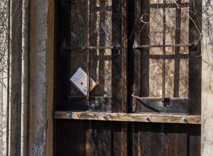 Book on a locked door of a mausoleum, Kirchof 1 of the Evangelische Georgen-Parochialgemeinde,