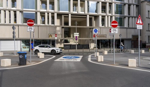 Symbolic photo on the subject of bicycle lanes in Berlin, Niederwallstrasse and Hausvogteiplatz,