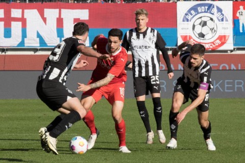 Football match, Tim KLEINDIENST 1.FC Heidenheim centre fighting for the ball with Joe SCALLY