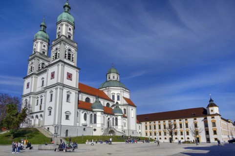 Spring awakening, people sunbathing in front of the Lorenzkirche, on the right the Residenz,