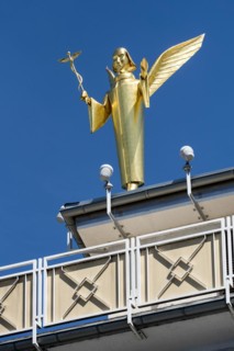 Statue Golden Angel, gilded bronze sculpture by Fritz Bartsch-Hofer, roof of the Engel Apotheke,