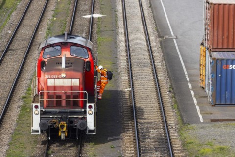 Engine driver with locomotive, class 296 diesel locomotive, Mannheim, Baden-Wuerttemberg, Germany,
