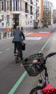 Symbolic photo on the subject of bicycle lanes in Berlin, Niederwallstrasse and Hausvogteiplatz,