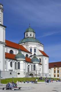 Spring awakening, people sunbathing in front of the Lorenzkirche, on the right the Residenz,