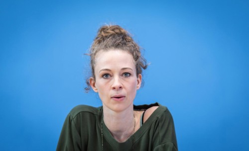 Helena stone house, founder of Sanktionsfrei e. V., at a federal press conference on the topic of
