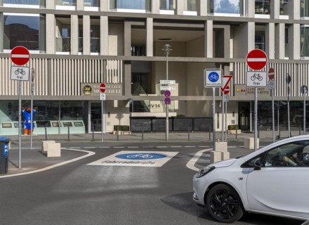 Symbolic photo on the subject of bicycle lanes in Berlin, Niederwallstrasse and Hausvogteiplatz,