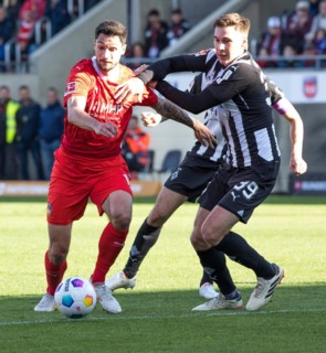 Football match, Tim KLEINDIENST 1.FC Heidenheim in a duel for the ball with Maximilian WOeBER