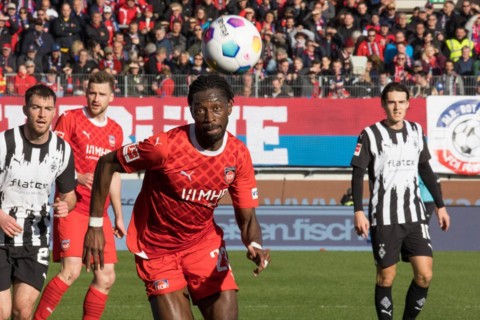 Football match, Omar TRAORE 1.FC Heidenheim the ball in his sights, Voith-Arena football stadium,
