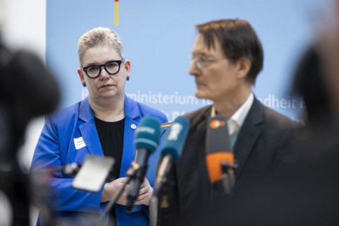 Christine Vogler, President of the German Nursing Council, in the foreground is Karl Lauterbach