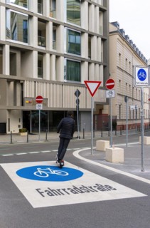 Symbolic photo on the subject of bicycle lanes in Berlin, Niederwallstrasse and Hausvogteiplatz,