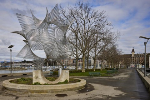 Art object Ouverture au Monde by the artist Angel Duarte and waterfront promenade in the Ouchy