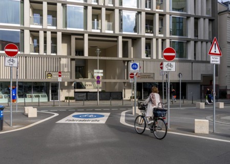 Symbolic photo on the subject of bicycle lanes in Berlin, Niederwallstrasse and Hausvogteiplatz,