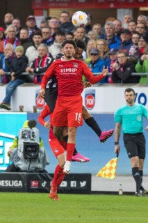 Football match, Kevin SESSA 1.FC Heidenheim in front in aerial combat for the ball with Nathan