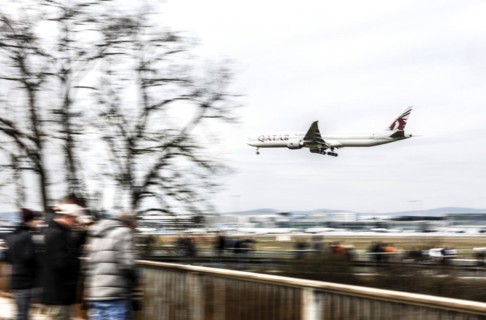 A Qatar Airwas aircraft on approach to land at Frankfurt Airport, 17/03/2024