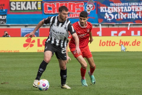 Football match, Eren DINKCI 1.FC Heidenheim right. in a duel for the ball with Joe SCALLY Borussia