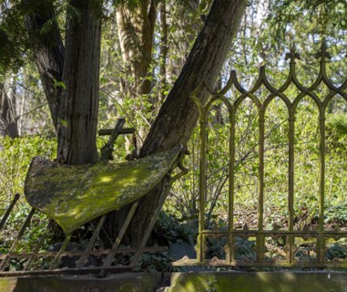 Rusty grave fences, Kirchof 1 of the Evangelische Georgen-Parochialgemeinde, Greisfswalder Strasse,