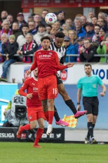Football match, Kevin SESSA 1.FC Heidenheim in front in aerial combat for the ball with Nathan