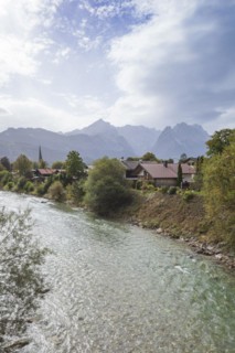 Loisach with houses, old parish church St. Martin, Wetterstein mountains with Alpsitze and Zugspitz
