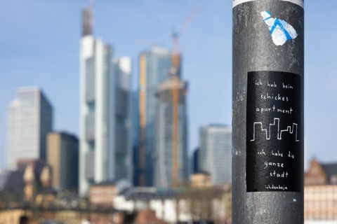 A sticker with the inscription ich hab kein schickes appartment, ich hab die ganze stadt is stuck