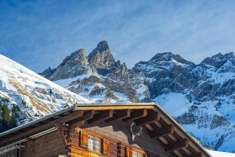 Farmhouse in Einoedsbach, Stillachtal, behind it the central main ridge of the Allgaeu Alps with