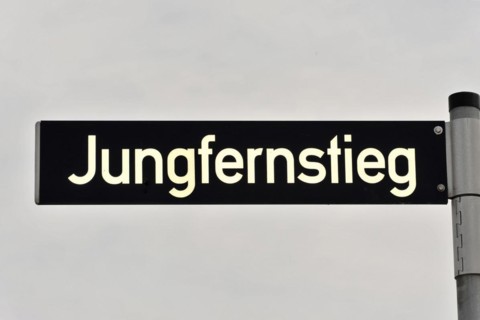 A street sign with the inscription 'Jungfernstieg' in clear, black letters, Hamburg, Hanseatic City