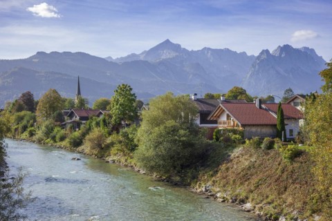 Loisach with houses, old parish church St. Martin, Wetterstein mountains with Alpsitze and Zugspitz