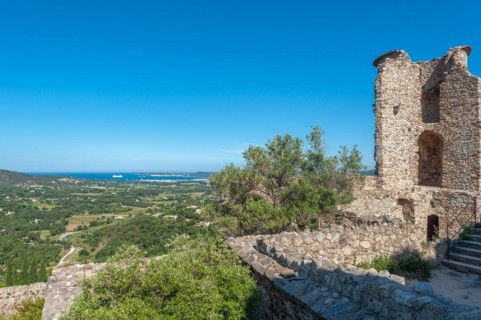 Ruins of Grimaud Castle, in the background the Gulf of Saint-Tropez, Grimaud-Village, Var,