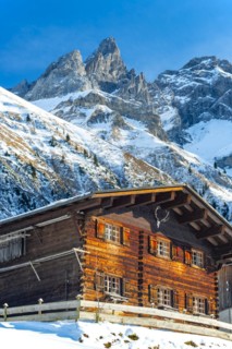 Farmhouse in Einoedsbach, Stillachtal, behind it the central main ridge of the Allgaeu Alps with