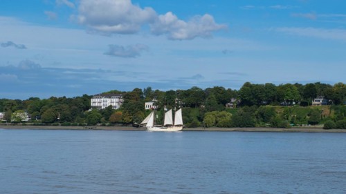 View over the Elbe beach in Hamburg harbour, Hanseatic City of Hamburg, Hamburg, Germany, Europe