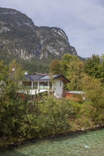 Loisach with houses and Kramer massif, Garmisch-Partenkirchen, Werdenfelser Land, Upper Bavaria,