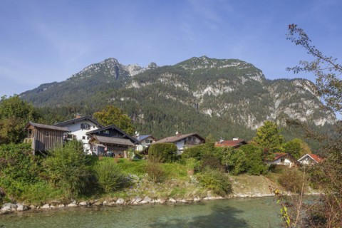 Loisach with houses and Kramer massif, Garmisch-Partenkirchen, Werdenfelser Land, Upper Bavaria,