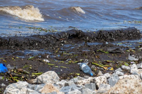 Waste and polluted water, symbolic image of environmental pollution, Rio de la Plata, Buenos Aires,