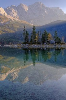 Mountain lake in front of steep mountains, reflection, evening light, autumn, Eibsee lake, view of