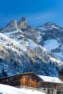 Farmhouse in Einoedsbach, Stillachtal, behind it the central main ridge of the Allgaeu Alps with