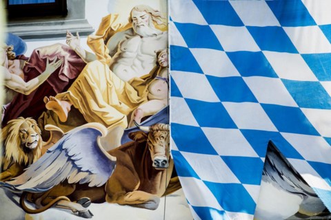 Lueftlmalerei and Bavarian flag, Garmisch-Partenkirchen, Werdenfelser Land, Upper Bavaria, Bavaria,